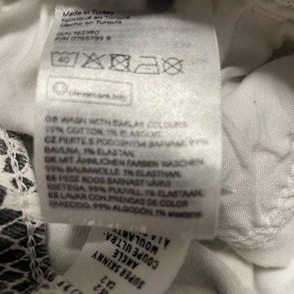 H&M snakeskin print cotton skinny ankle jeans.
Zipper/button closure. Size 2. - Picture 4 of 5